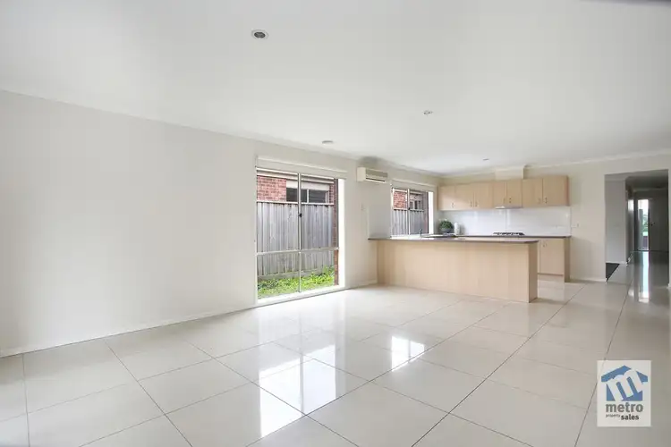 27 Evesham Street, Cranbourne North VIC 3977