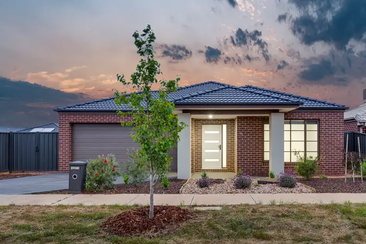 15 Tora Crescent, Fraser Rise VIC 3336