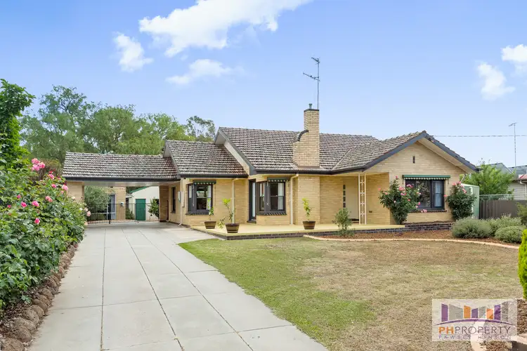 4 Chifley Avenue, Kangaroo Flat VIC 3555