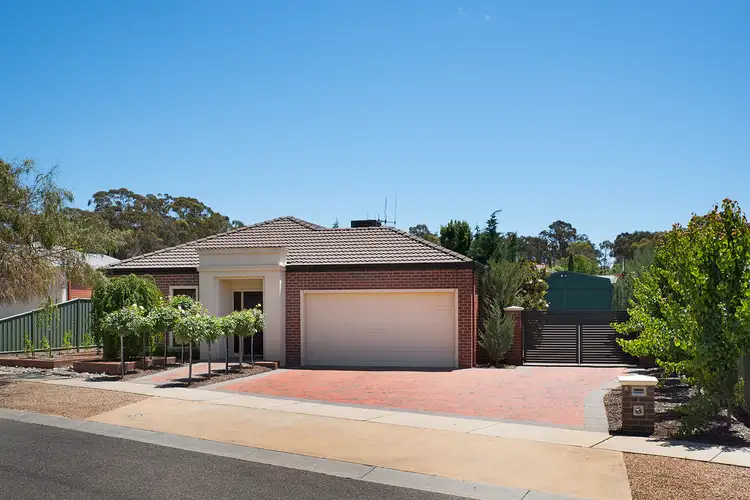 8 Correa Avenue, Kangaroo Flat VIC 3555