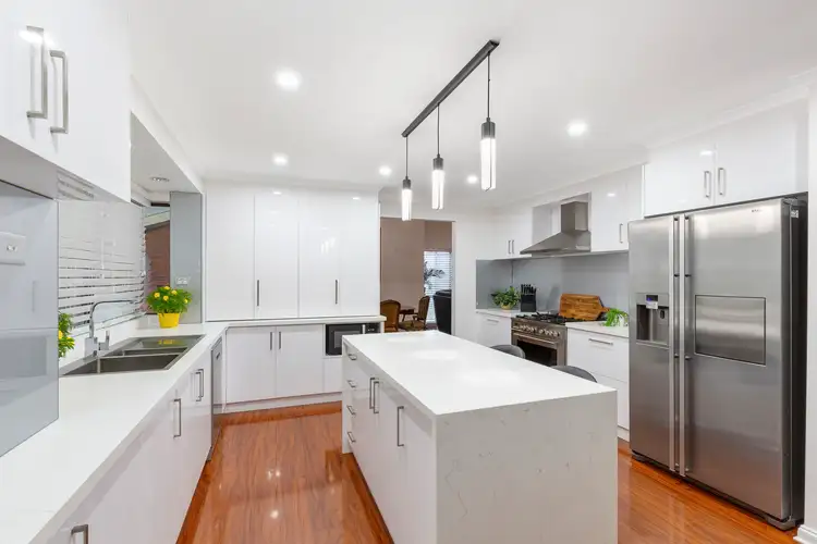 4 Dutchman Court, Taylors Lakes VIC 3038