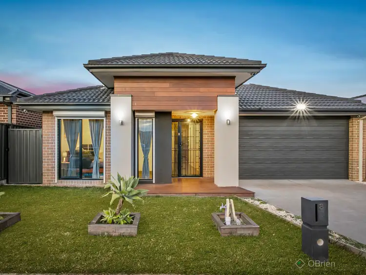8 Almondbank Road, Cranbourne East VIC 3977