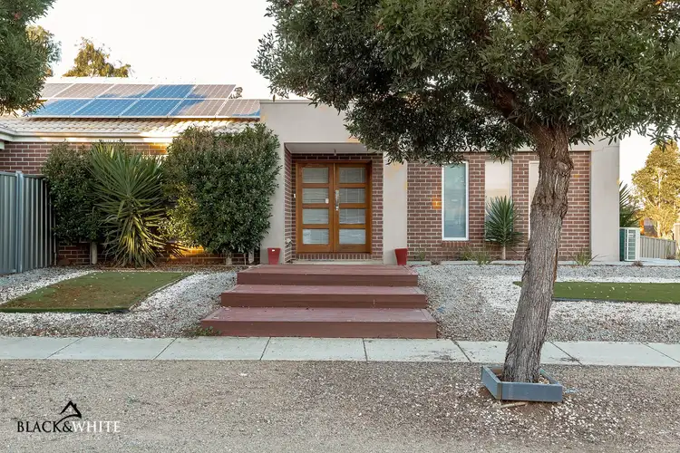 6 Wallaman Street, Manor Lakes VIC 3024