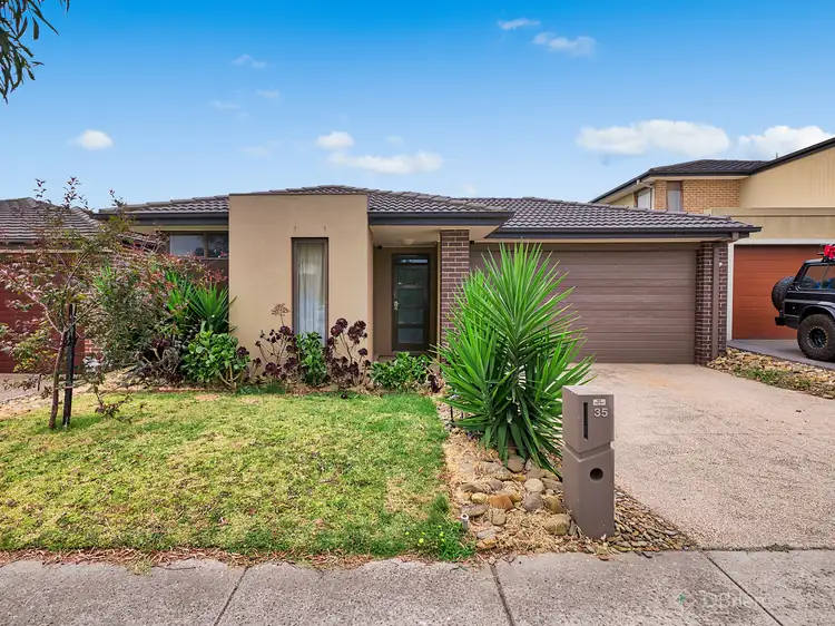 35 Nature Circuit, Cranbourne North VIC 3977