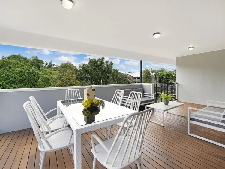 Main view of Homely townhouse listing, 2/125 Ekibin Road, Annerley QLD 4103