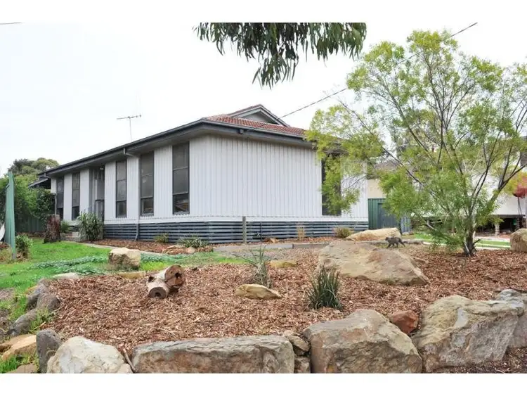 16 Truscott Avenue, California Gully VIC 3556