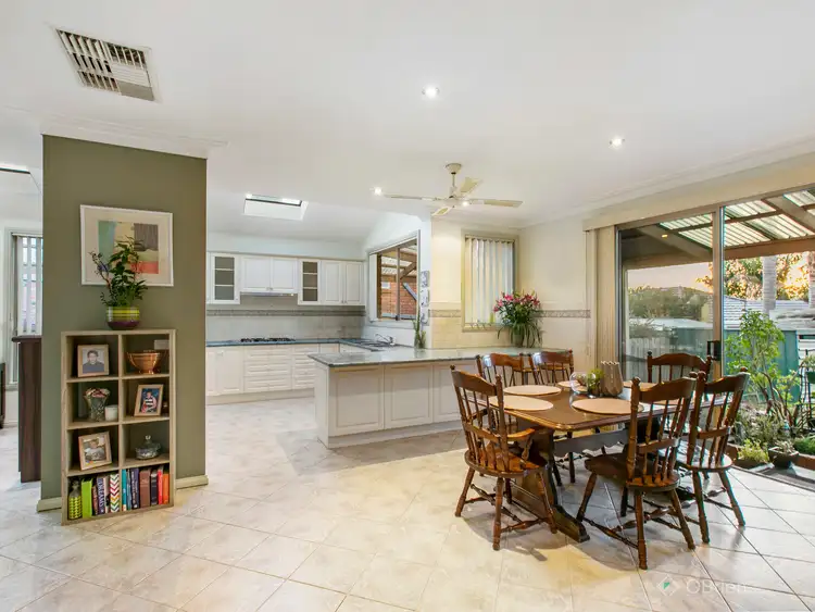 Fifth view of Homely house listing, 2 Ainsleigh Court, Narre Warren VIC 3805