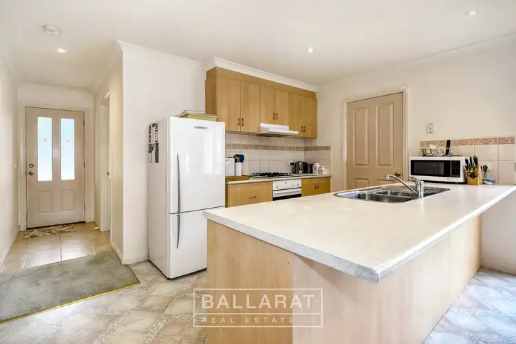 Fifth view of Homely house listing, 8 Elstead Way, Lake Gardens VIC 3355