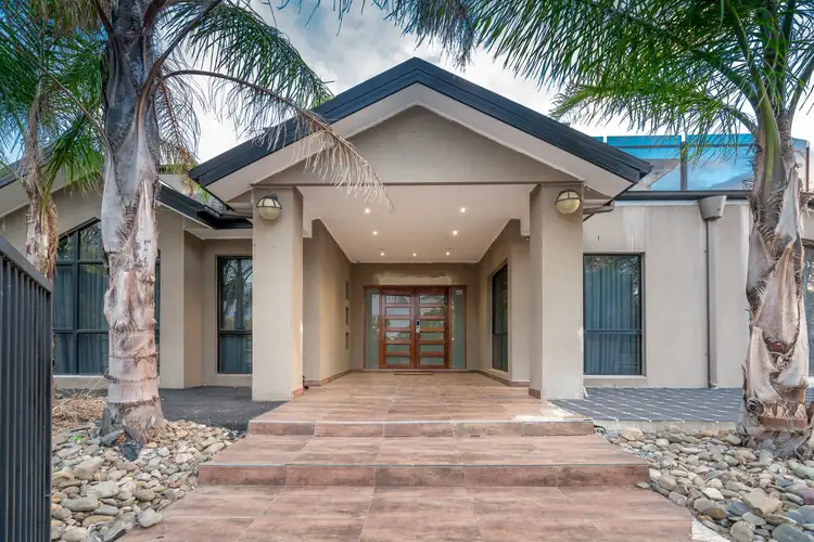 15 Lauriston Quay, Caroline Springs VIC 3023