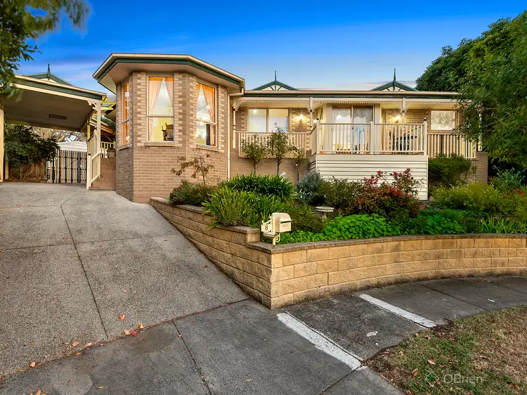 8 Calrossie Close, Endeavour Hills VIC 3802