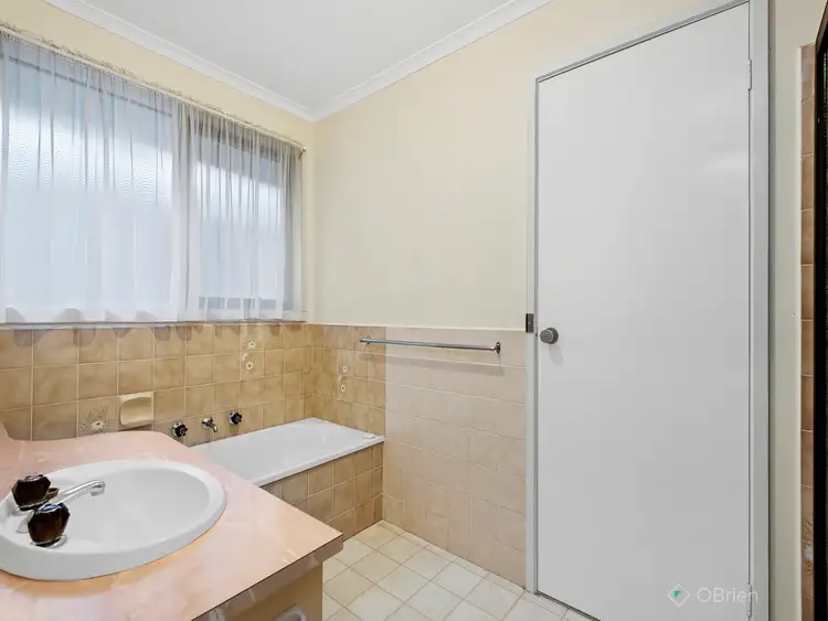 Sixth view of Homely house listing, 4 Evonne Court, Endeavour Hills VIC 3802