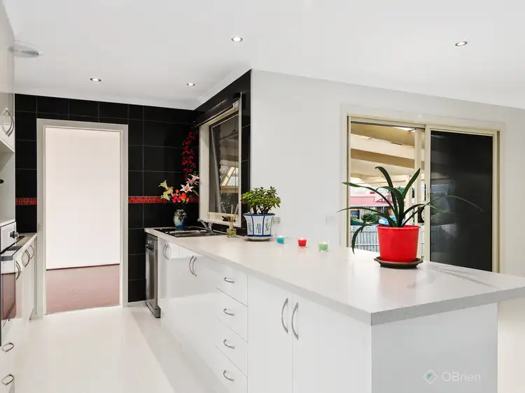 Fifth view of Homely house listing, 2 Weeden Crescent, Hallam VIC 3803