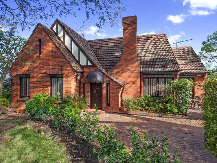 6 Sixth Avenue, Bardon QLD 4065
