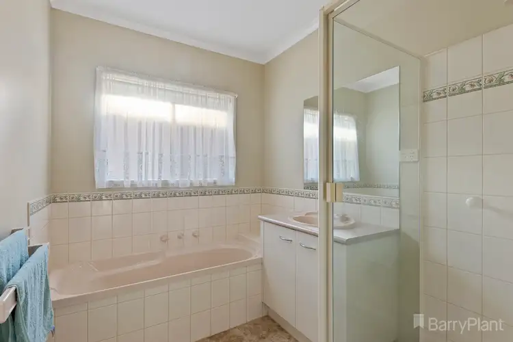 Sixth view of Homely house listing, 2 Cresthaven Place, East Bendigo VIC 3550