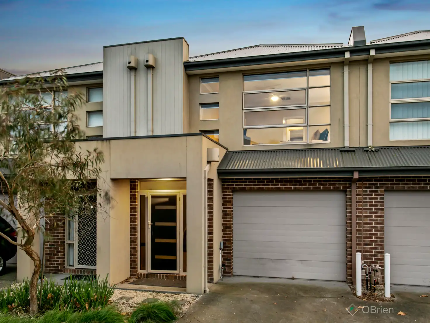 Main view of Homely unit listing, 2/16-20 Honeysuckle Close, Pakenham VIC 3810