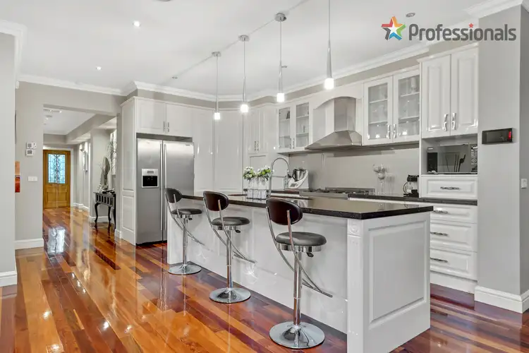 10 Cumberland Grove, Taylors Hill VIC 3037