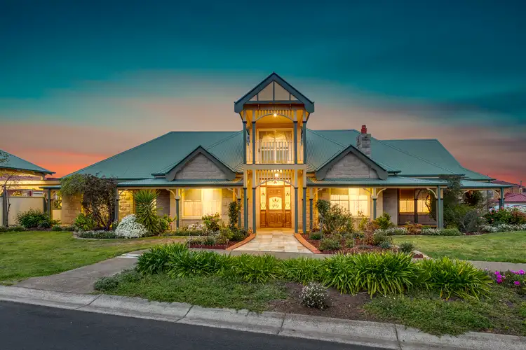 18 Sovereign Way, Hillside VIC 3037