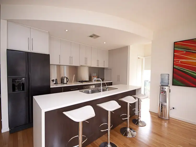 10 Yarle Street, Mawson Lakes SA 5095