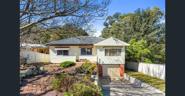 8 Lois Crescent