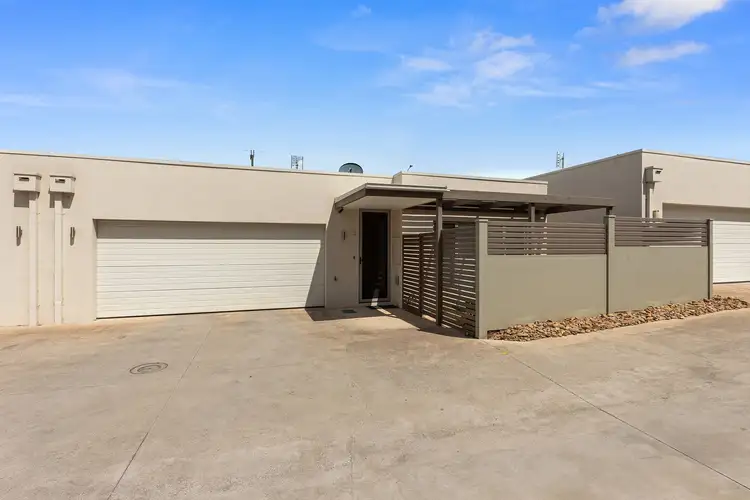2/2 Pilcher Street, Strathdale VIC 3550