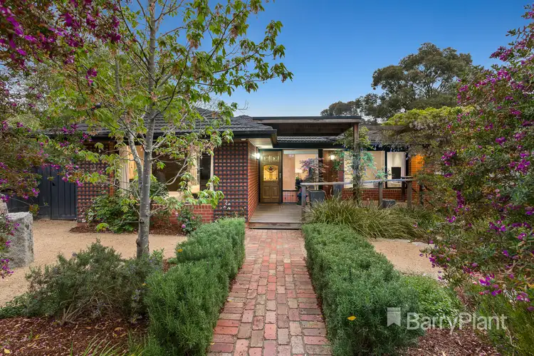 18 Raglan Road, Research VIC 3095