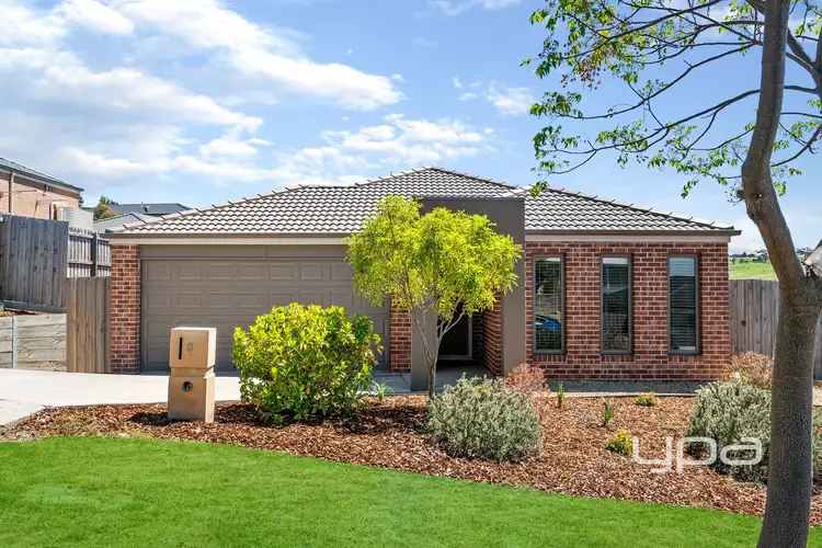 8 Broomfield Avenue, Sunbury VIC 3429