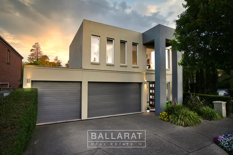 21 St Michaels Place, Lake Gardens VIC 3355