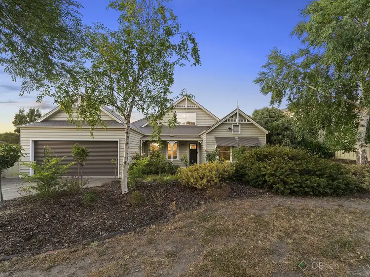 33 Hillgrove Crescent, Berwick VIC 3806