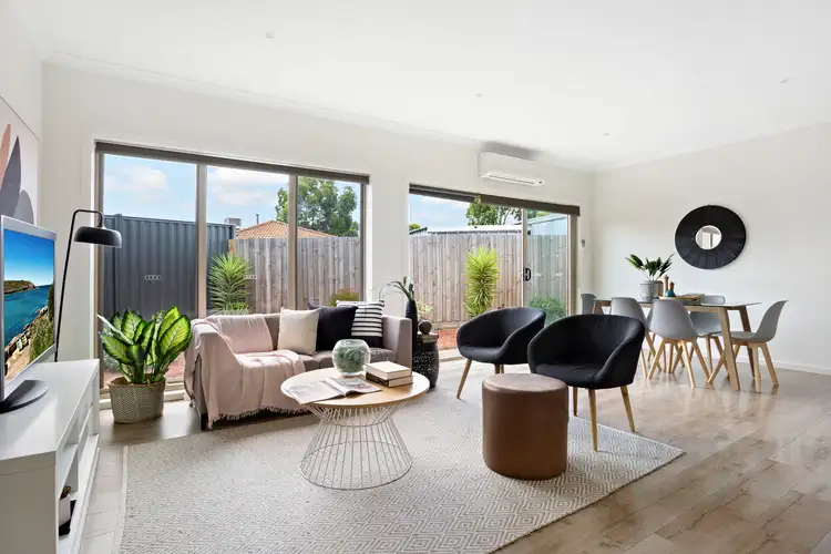 2/5 Royston Close, Mill Park VIC 3082