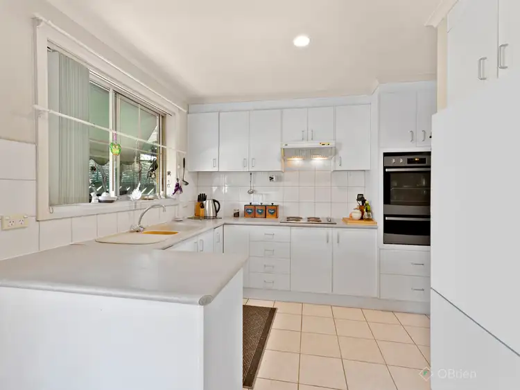 Second view of Homely unit listing, 2/5 Emerald Court, Narre Warren VIC 3805