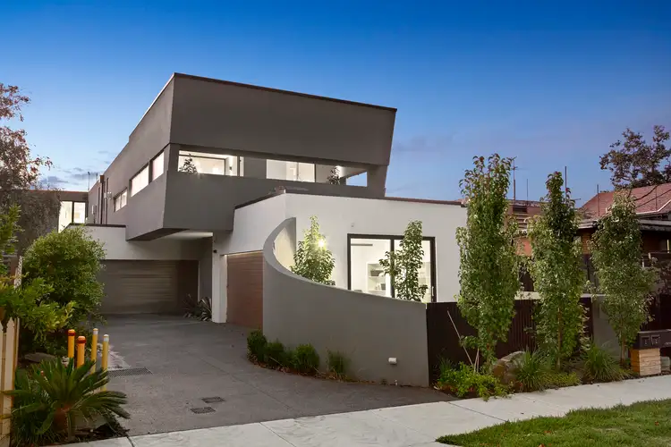 2/7 Orrong Crescent