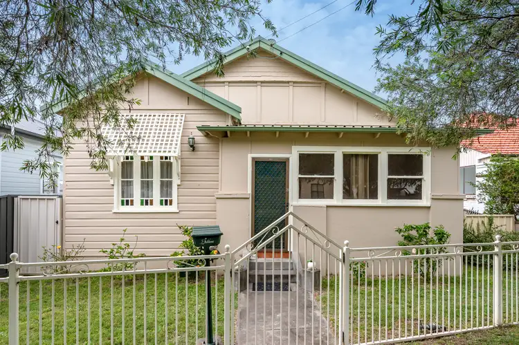 10 Roxburgh Street, Stockton NSW 2295
