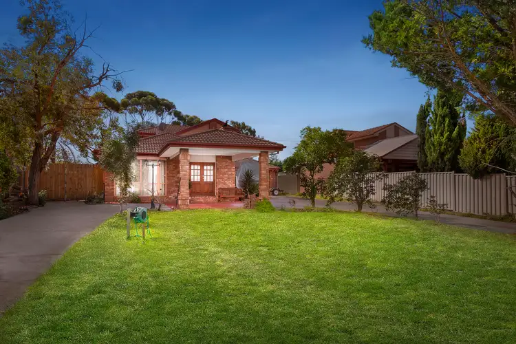 15 Laguna Close, Taylors Lakes VIC 3038