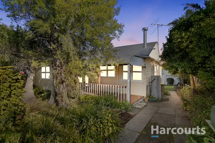 25 Lake Road, Fennell Bay NSW 2283