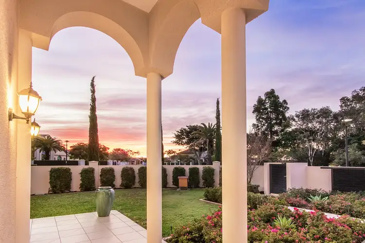 33 Bollard Circuit, Clear Island Waters QLD 4226