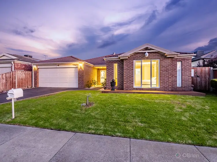 9 Sussex Avenue, Cranbourne North VIC 3977