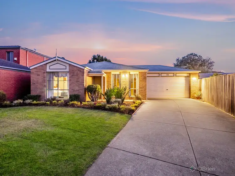 18 Peveril Crescent, Cranbourne North VIC 3977