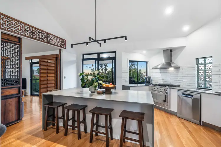 121 Cambridge Parade, Manly QLD 4179