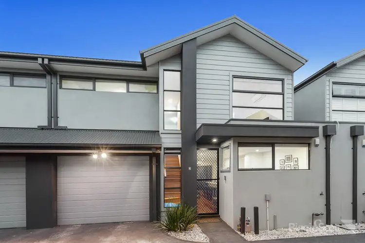 2/14 Collins Avenue, Altona North VIC 3025