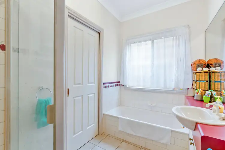 Fifth view of Homely house listing, 10 Bendigo Circuit, Caroline Springs VIC 3023