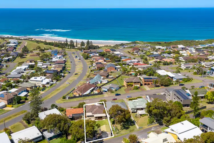 4 Ocean View Parade, Caves Beach NSW 2281