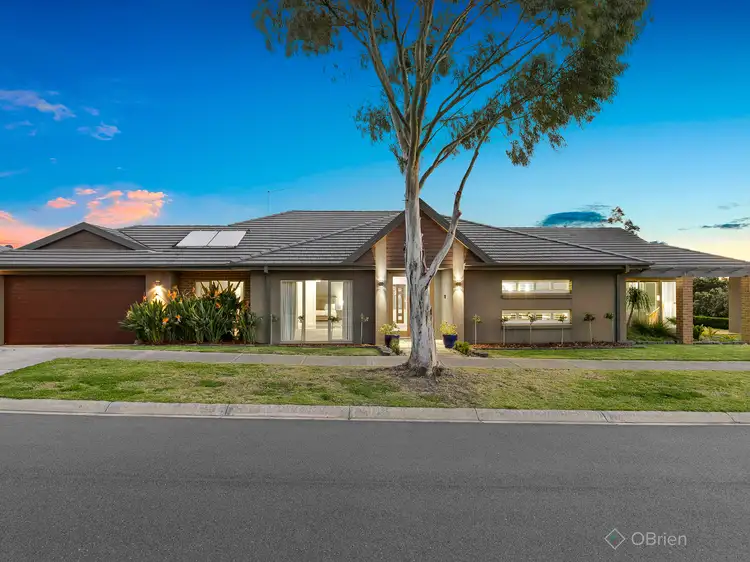8 Waterside Drive, Pakenham VIC 3810