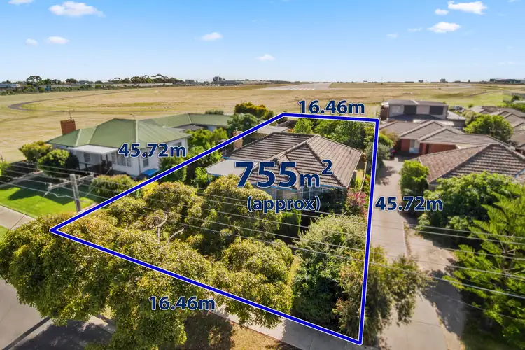 9 Fenacre Street, Strathmore VIC 3041