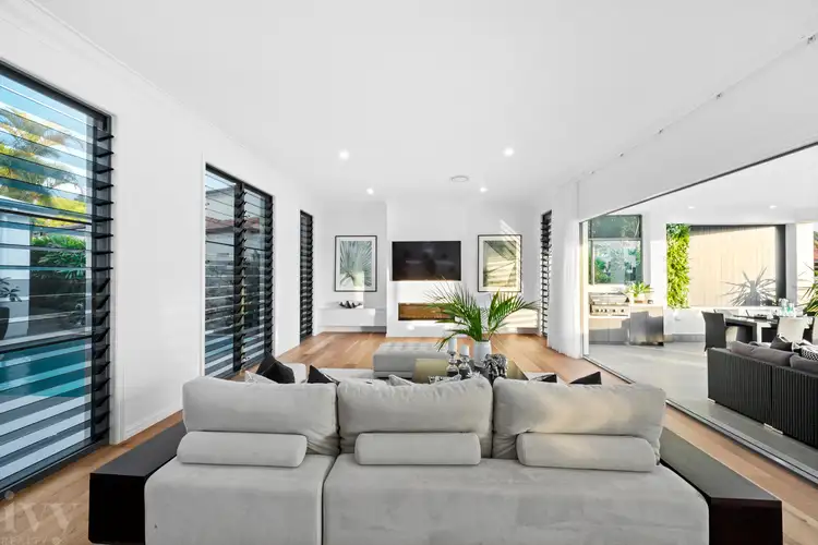 2 Queen Guineveres Place, Sovereign Islands QLD 4216