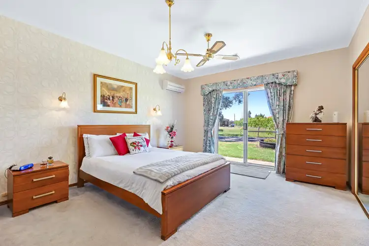 Sixth view of Homely house listing, 2 Laurina Court, Hillside VIC 3037
