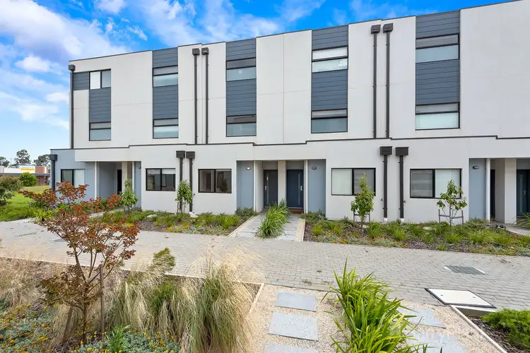 8 Hedge Place, Pakenham VIC 3810