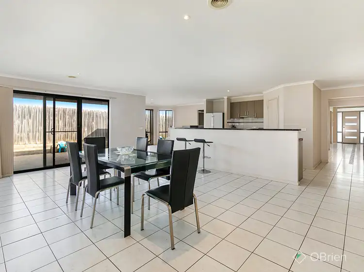 6 Aquamarine Crescent, Skye VIC 3977