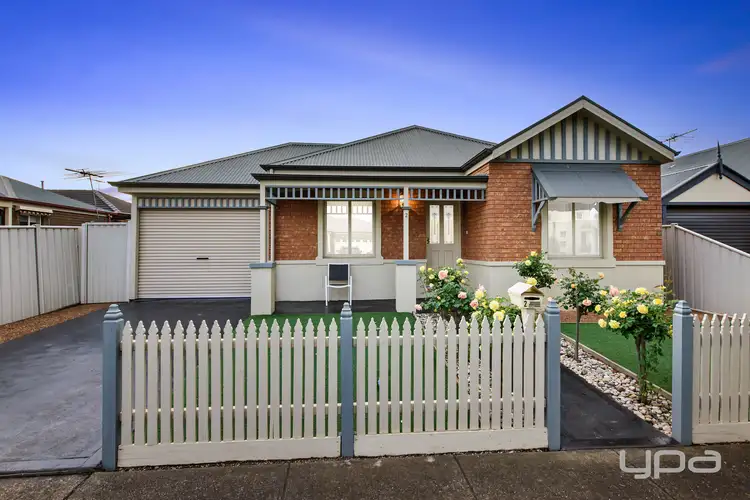 2 Yendon Close, Caroline Springs VIC 3023