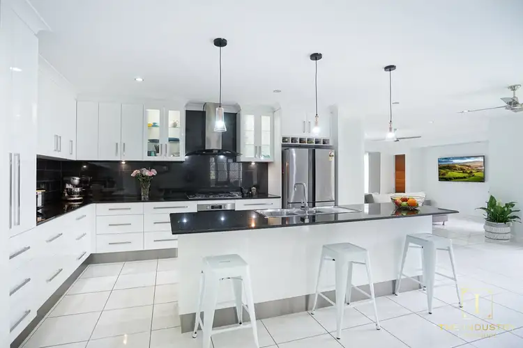 25 Rainbow Street, Kanimbla QLD 4870