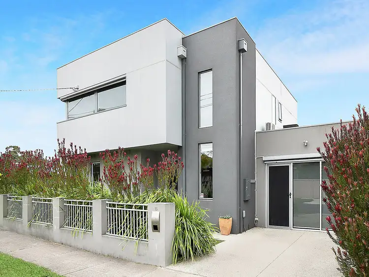 16 Holyrood Avenue, Newtown VIC 3220